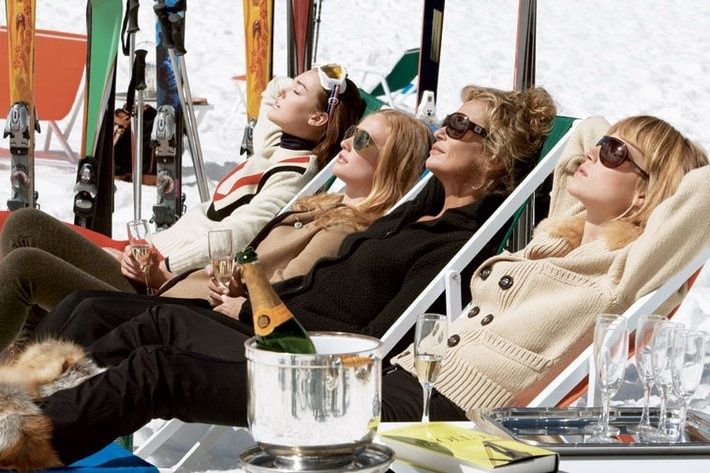 relaxing-skiers
